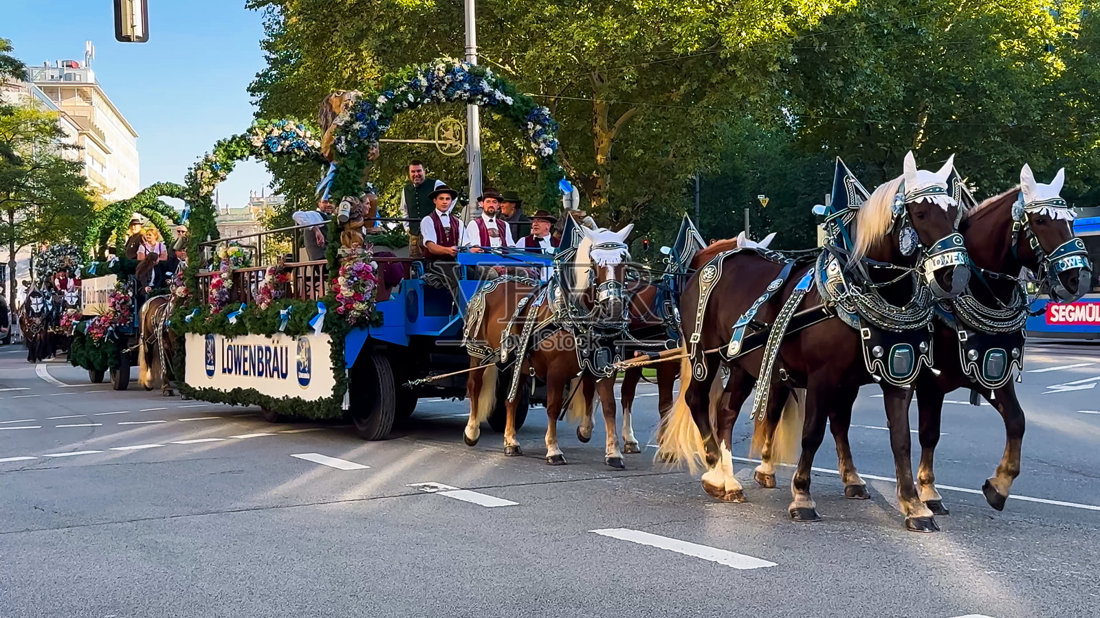 慕尼黑特蕾西恩草地上的酿酒师盛装游行，马车和马匹，乐队以及十月节帐篷的主人，2024年9月21日照片摄影图片