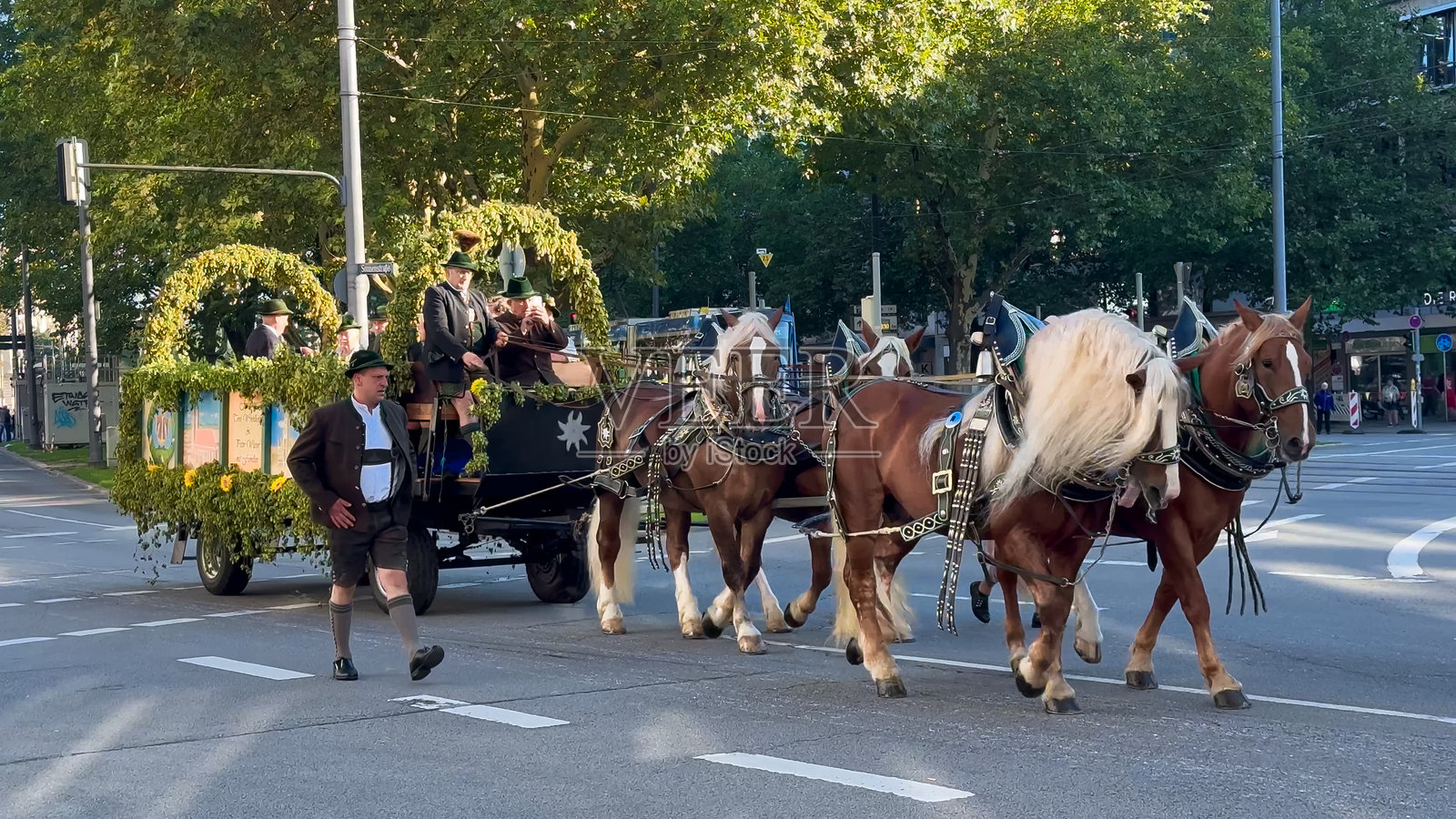 慕尼黑特蕾西恩草地上的酿酒师盛装游行，马车和马匹，乐队以及十月节帐篷的主人，2024年9月21日照片摄影图片