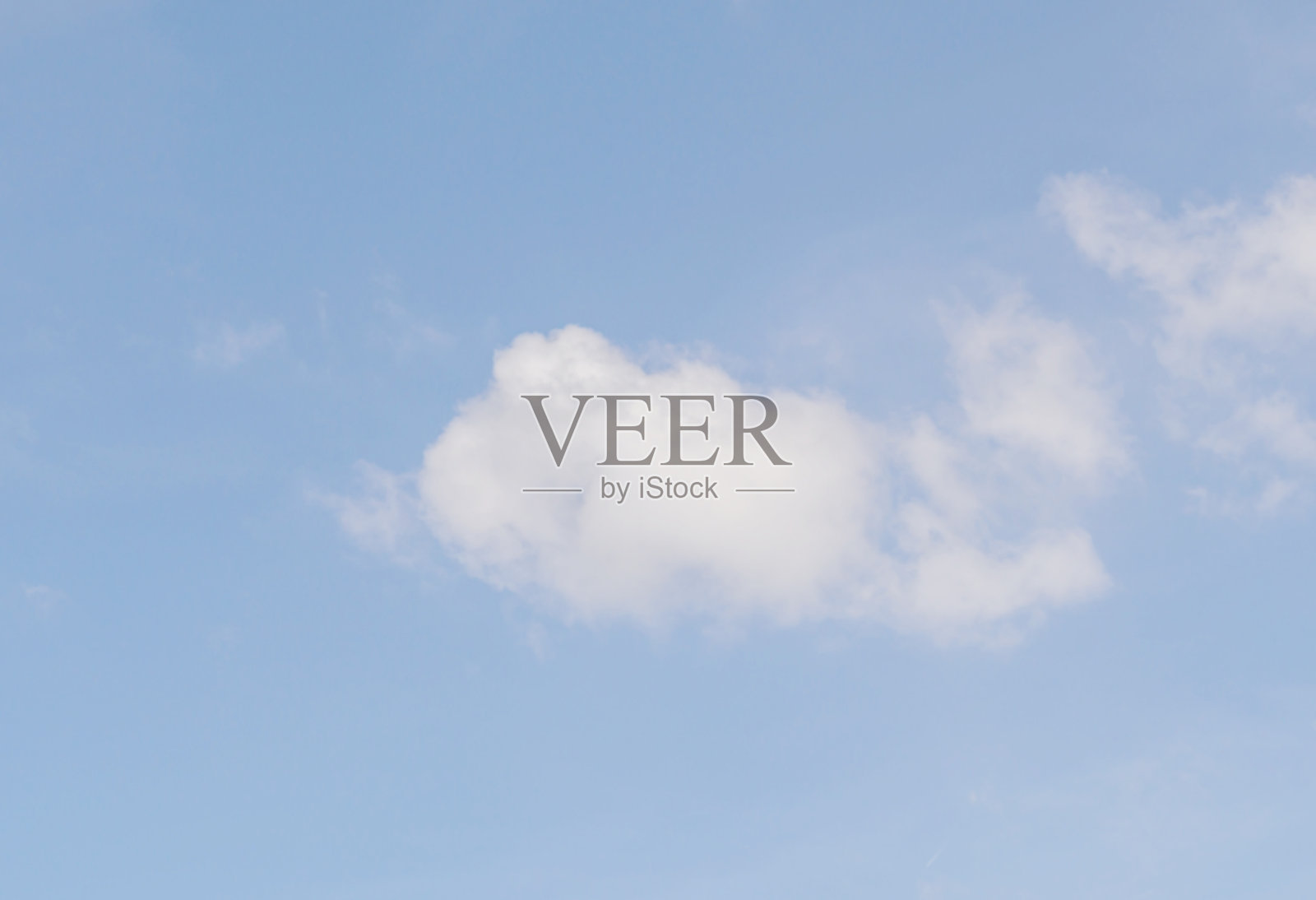 天空和柔软云朵的背景图案。照片摄影图片