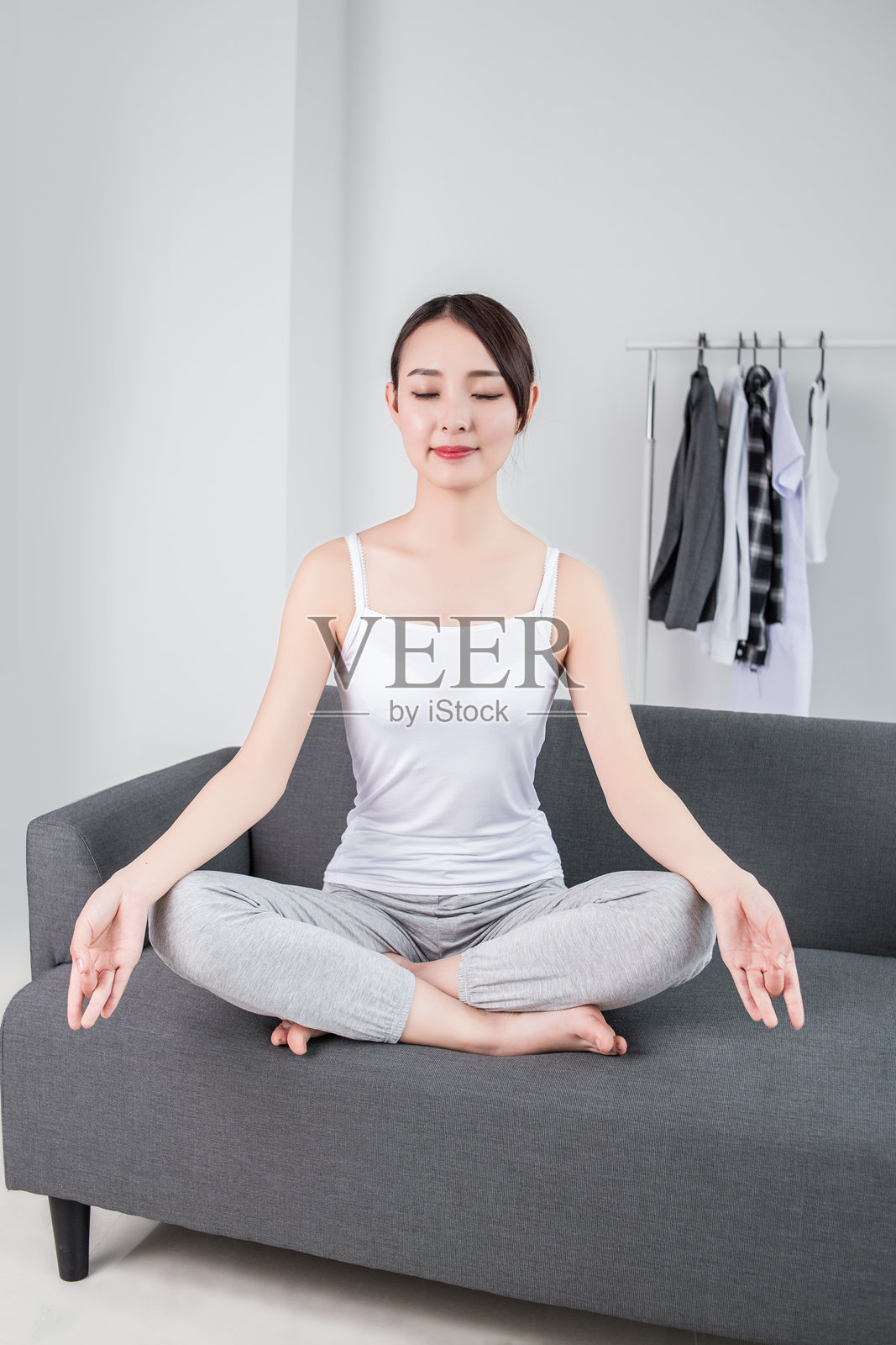 年轻女人冥想照片摄影图片