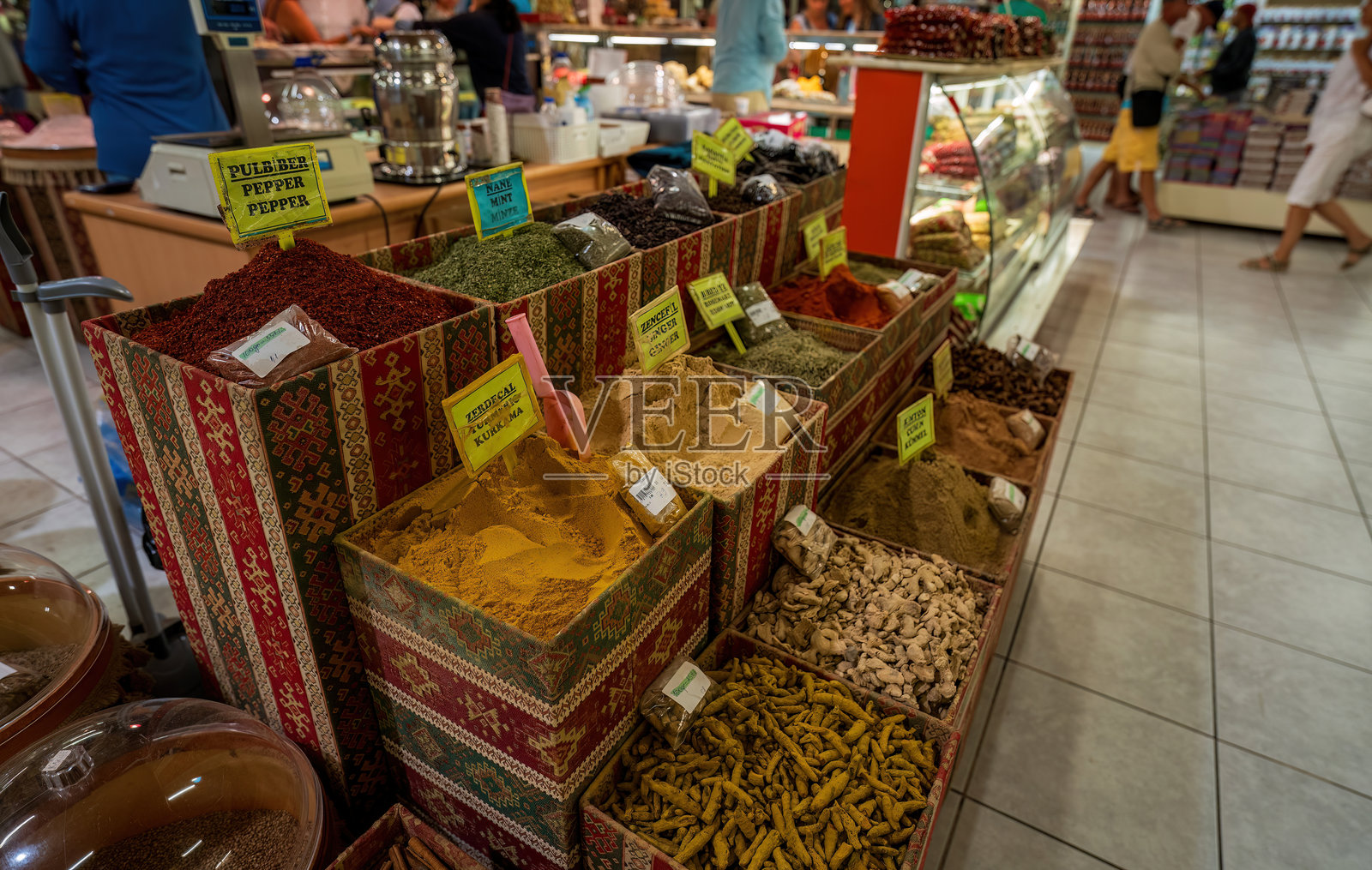 土耳其安塔利亚一个充满活力的香料市场，展示着五彩缤纷的香料，如胡椒、姜黄和薄荷，装在装饰性的箱子里。照片摄影图片
