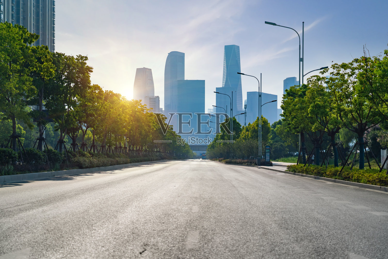 高速公路与摩天大楼推进金融中心，杭州，中国照片摄影图片