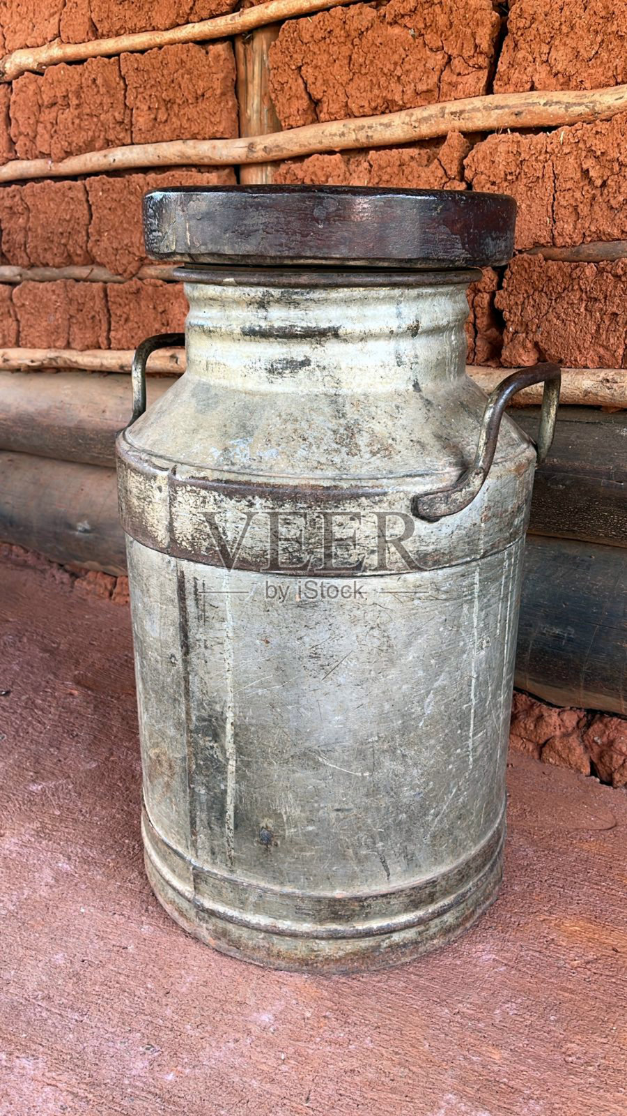 旧铁容器用于运输新鲜牛奶照片摄影图片