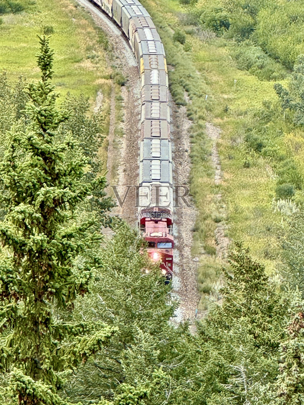 从上方俯瞰火车的视角照片摄影图片