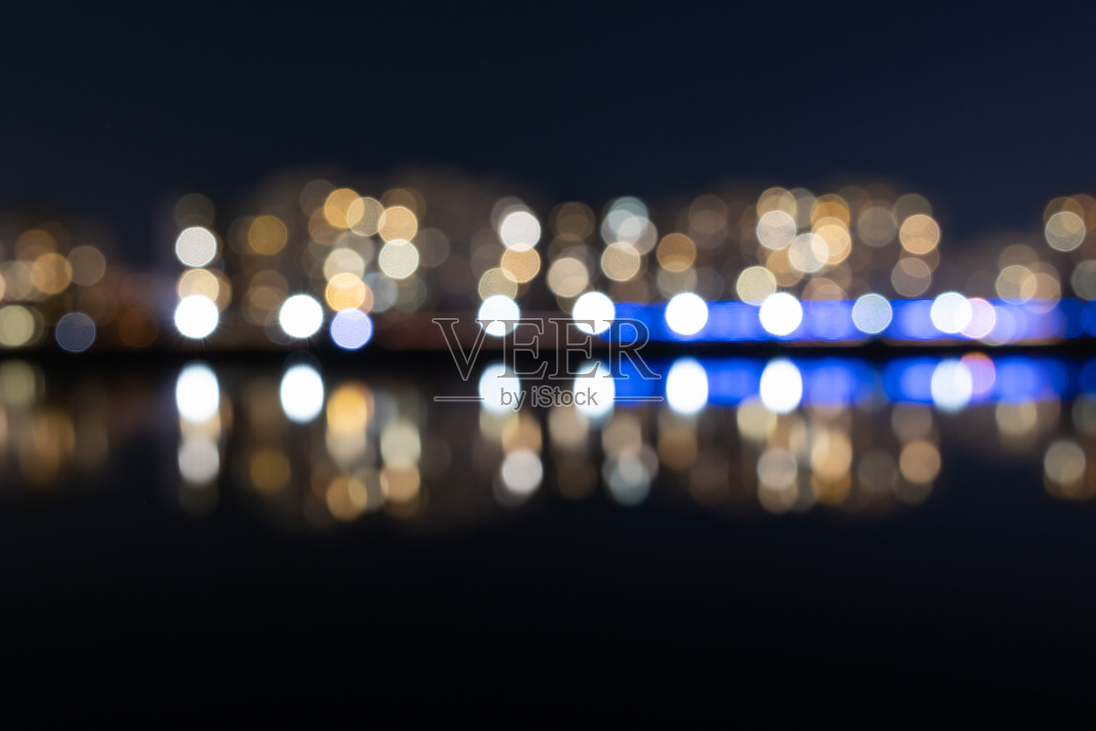 城市景观灯光散景。艺术感十足的多彩城市灯光散景照片摄影图片