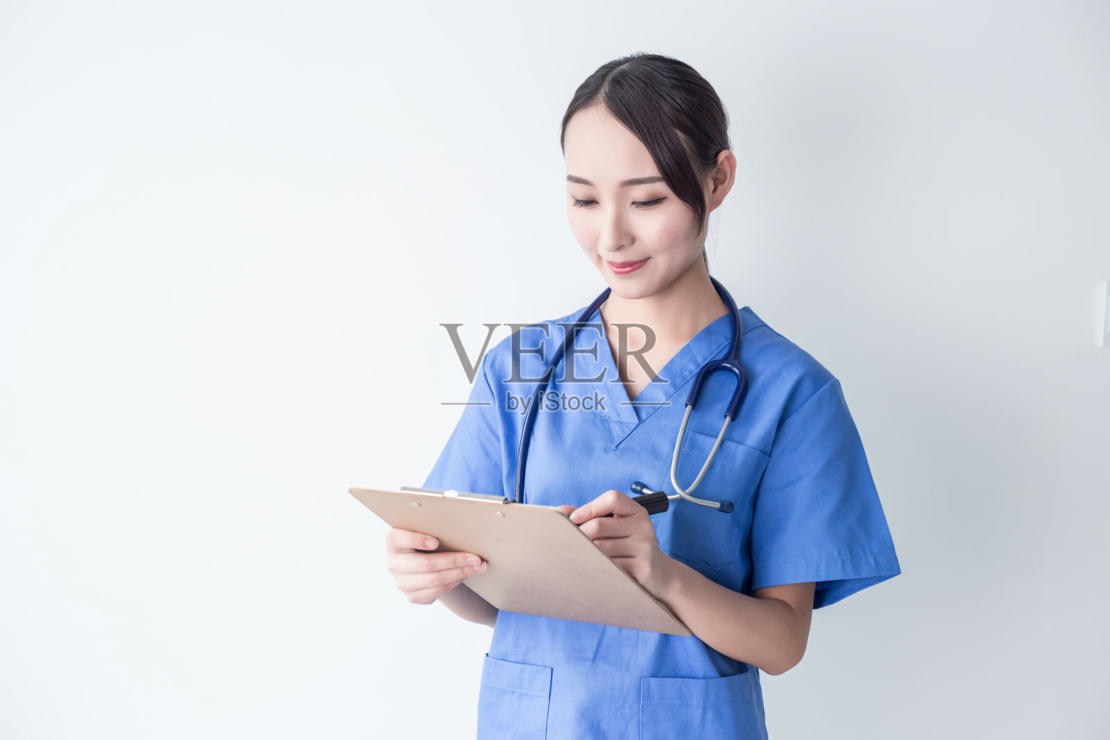 微笑的美丽护士画像。白色背景隔离照片摄影图片