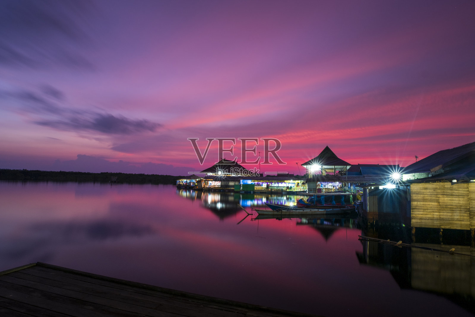 日落时分湖泊与天空的美丽景色照片摄影图片