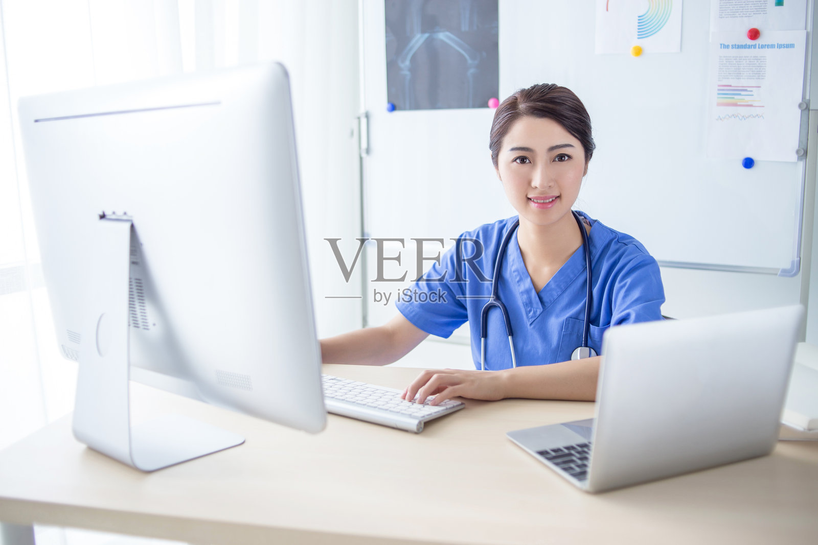 女医生在办公室工作照片摄影图片