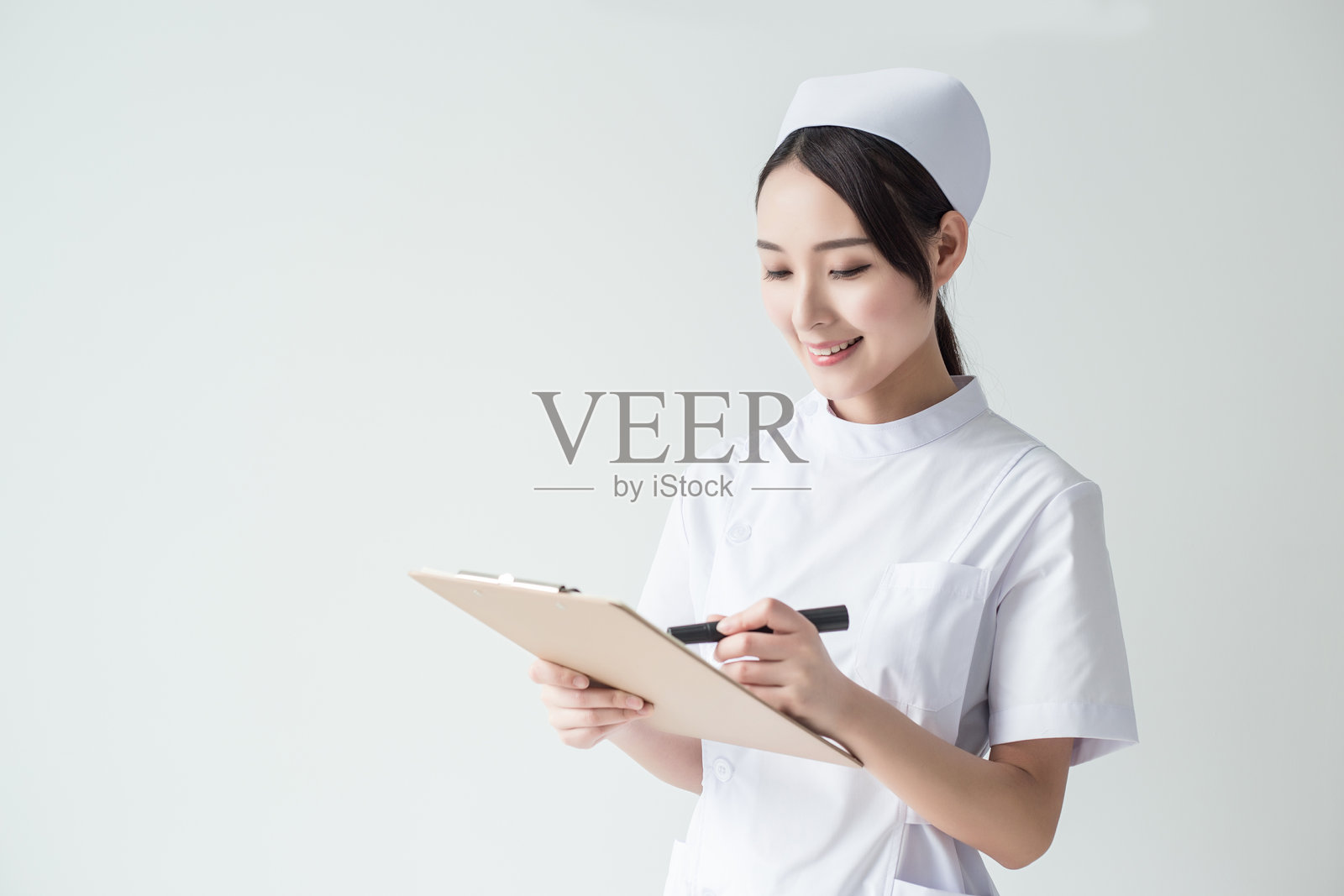 微笑的美丽护士画像。白色背景隔离照片摄影图片