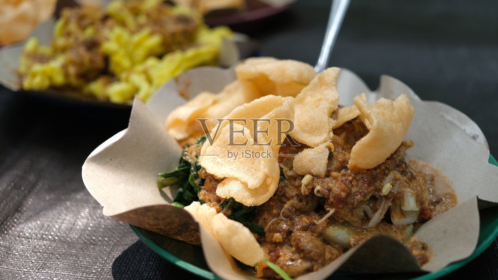 Pecel：传统爪哇沙拉配花生酱，通常与米饭、隆冬或开杜帕一起食用照片摄影图片