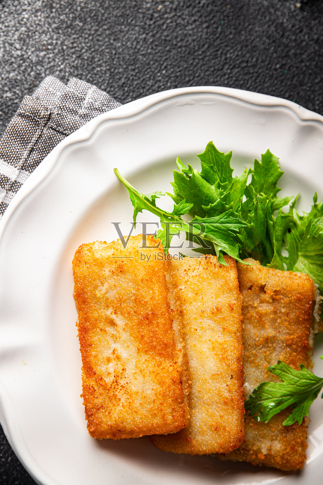 炸鱼条，裹着面糊的新鲜美食，桌上的小吃，留白的食物背景，乡村风格的俯视图，适合吃鱼素食者的饮食。照片摄影图片