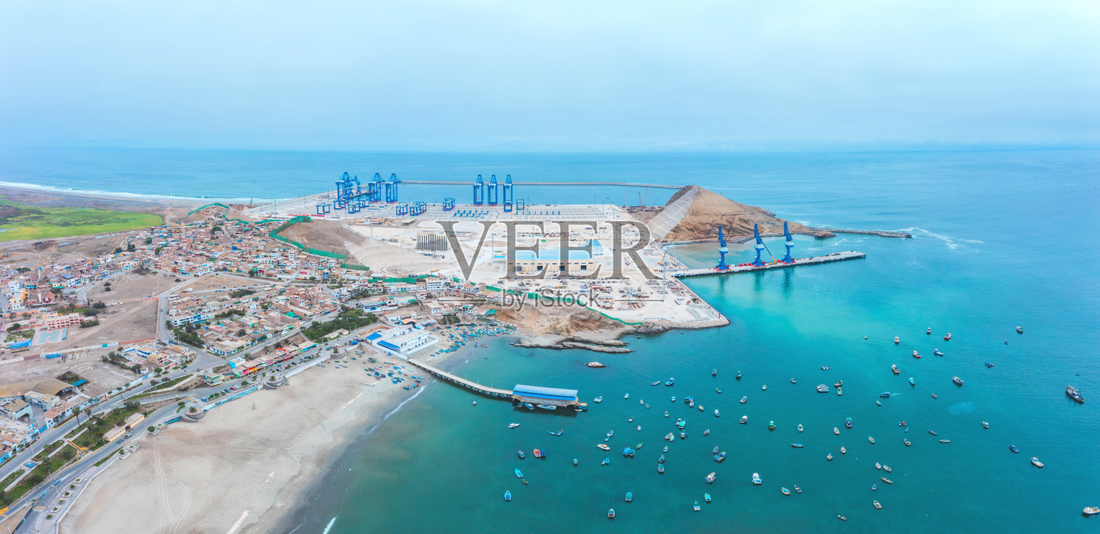 昌凯港口。位于秘鲁,由中国公司中远海运正在建设的超级港口,南美洲的海运中心,具备超级船舶的接纳能力。查卡伊,秘鲁。照片摄影图片