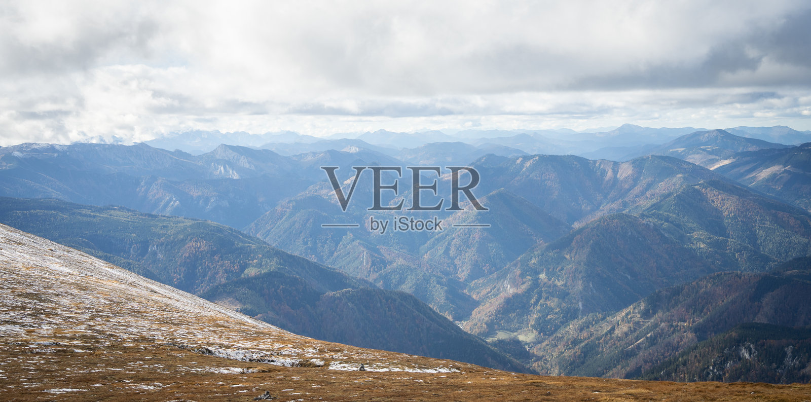 奥地利，欧洲的秋季风景，橙色草地与背景中的山脉。照片摄影图片