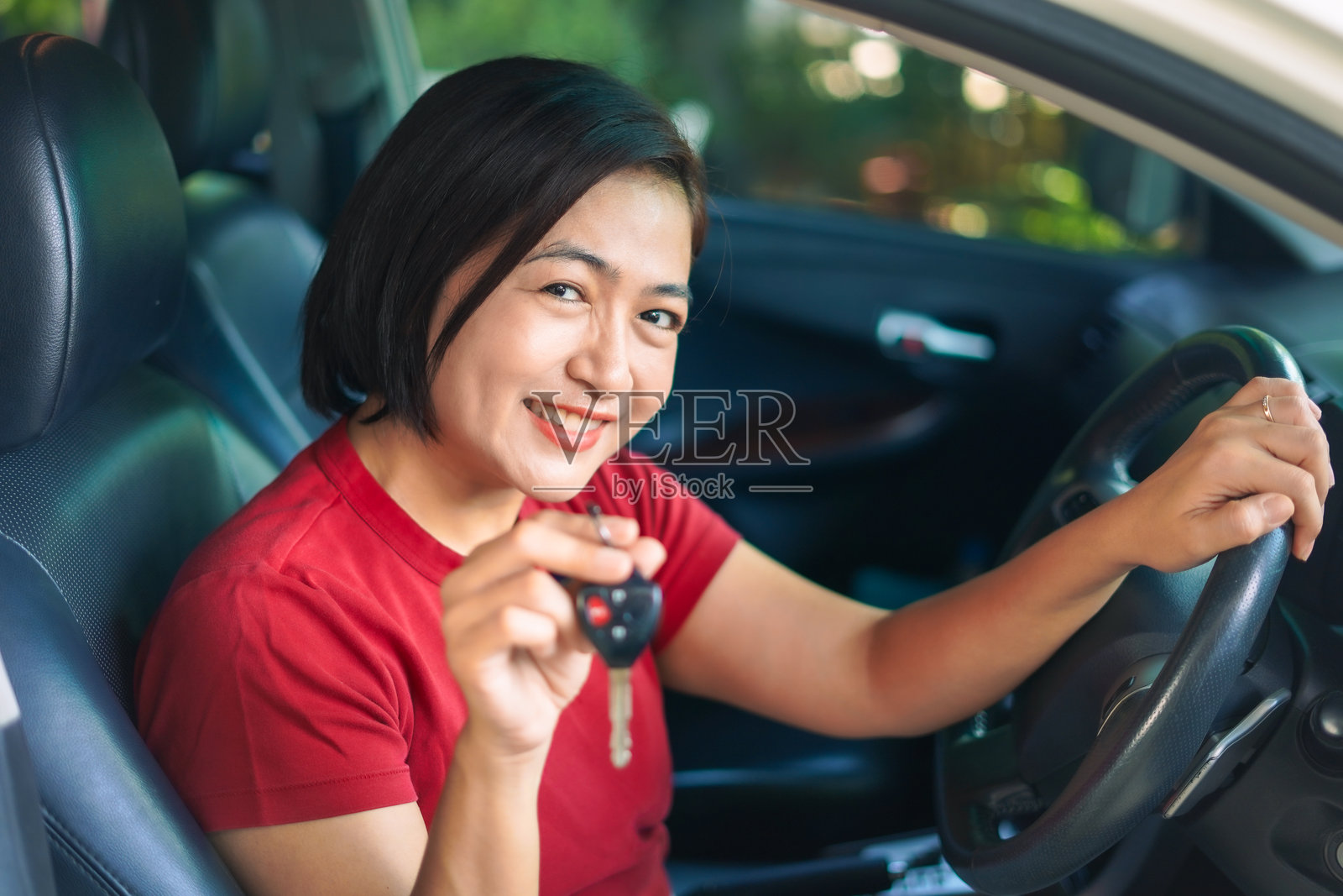 特写镜头：女性收到二手车照片摄影图片