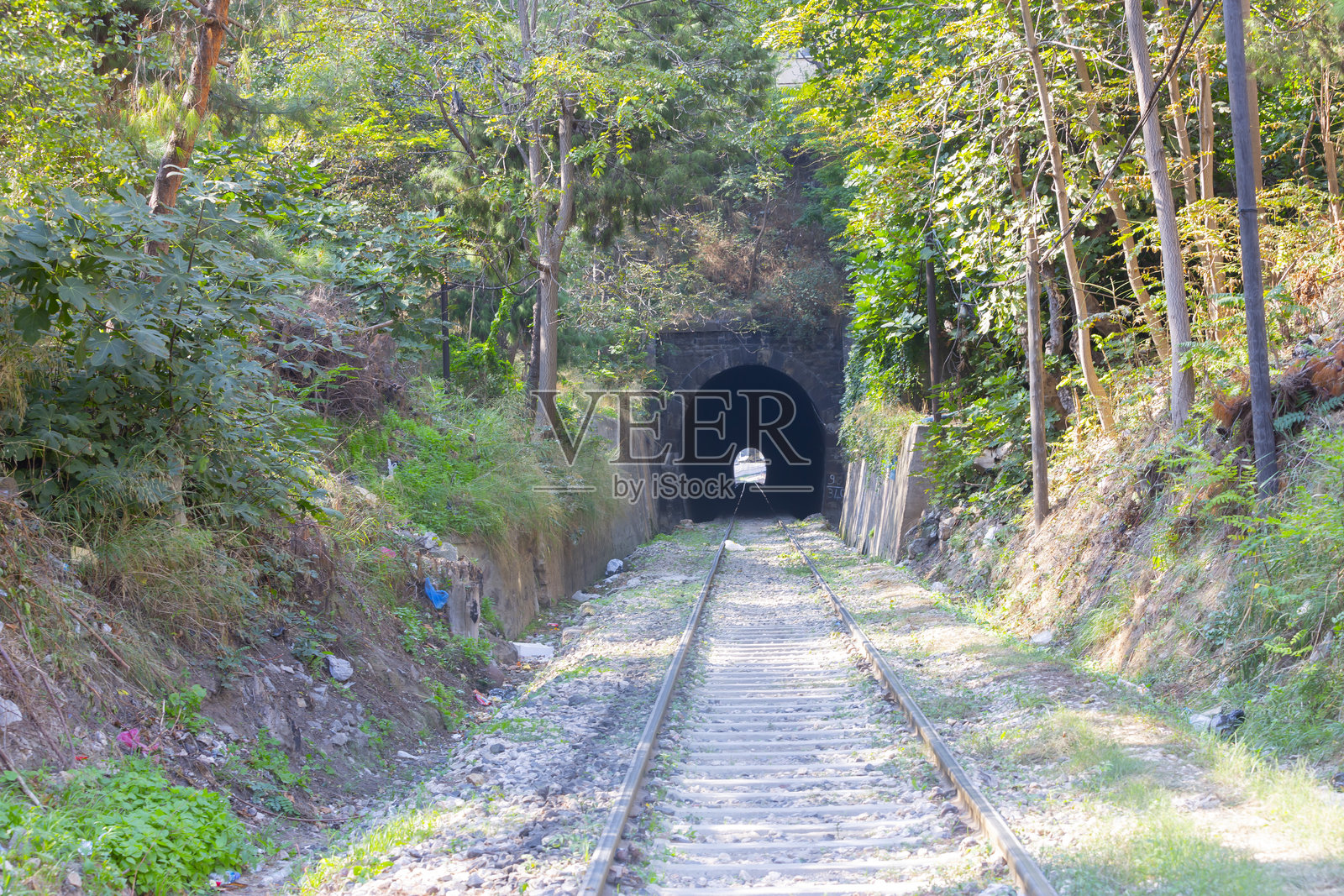 这条古老的国际历史铁路至今仍在运营。照片摄影图片