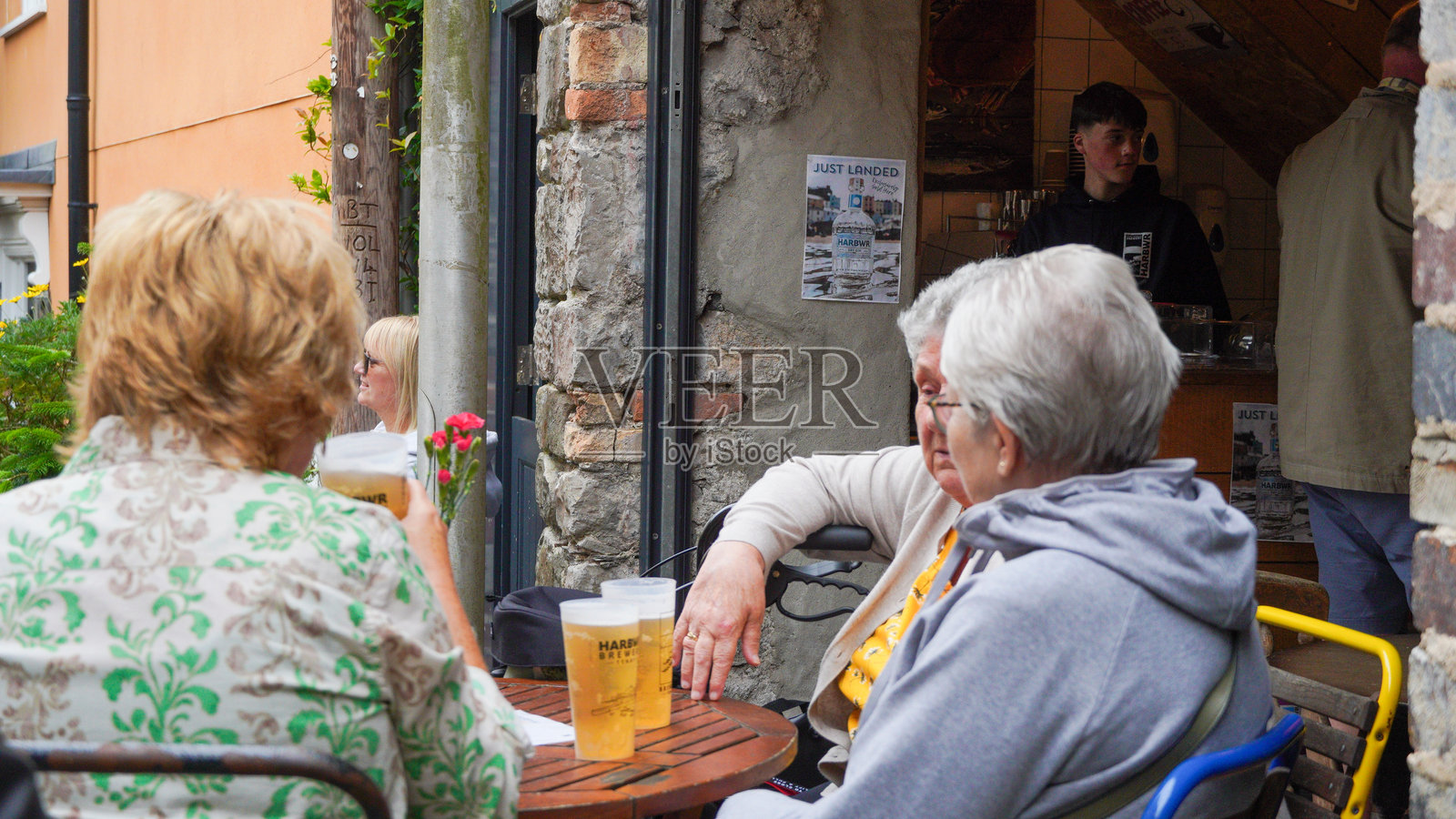 在坦比港酿酒厂一起喝啤酒的老年女士们照片摄影图片