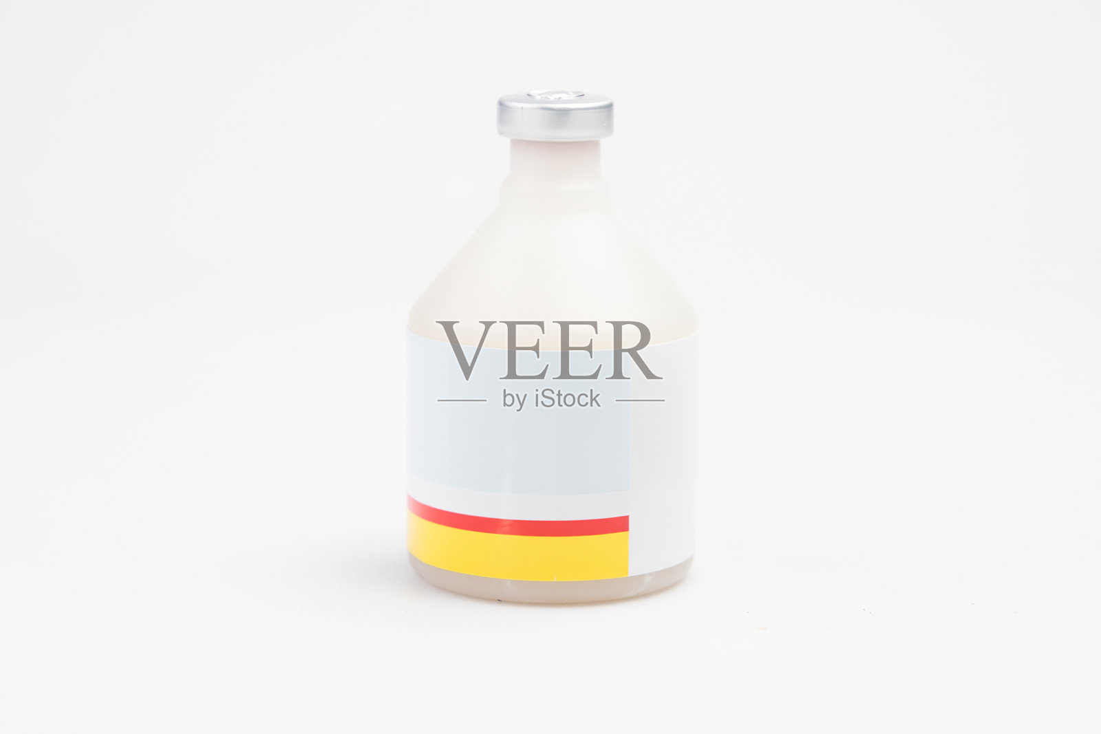 白色塑料包装的模型，概念模板，带有小瓶子。空白标签用于文本和设计。白色背景上的空罐模型。照片摄影图片