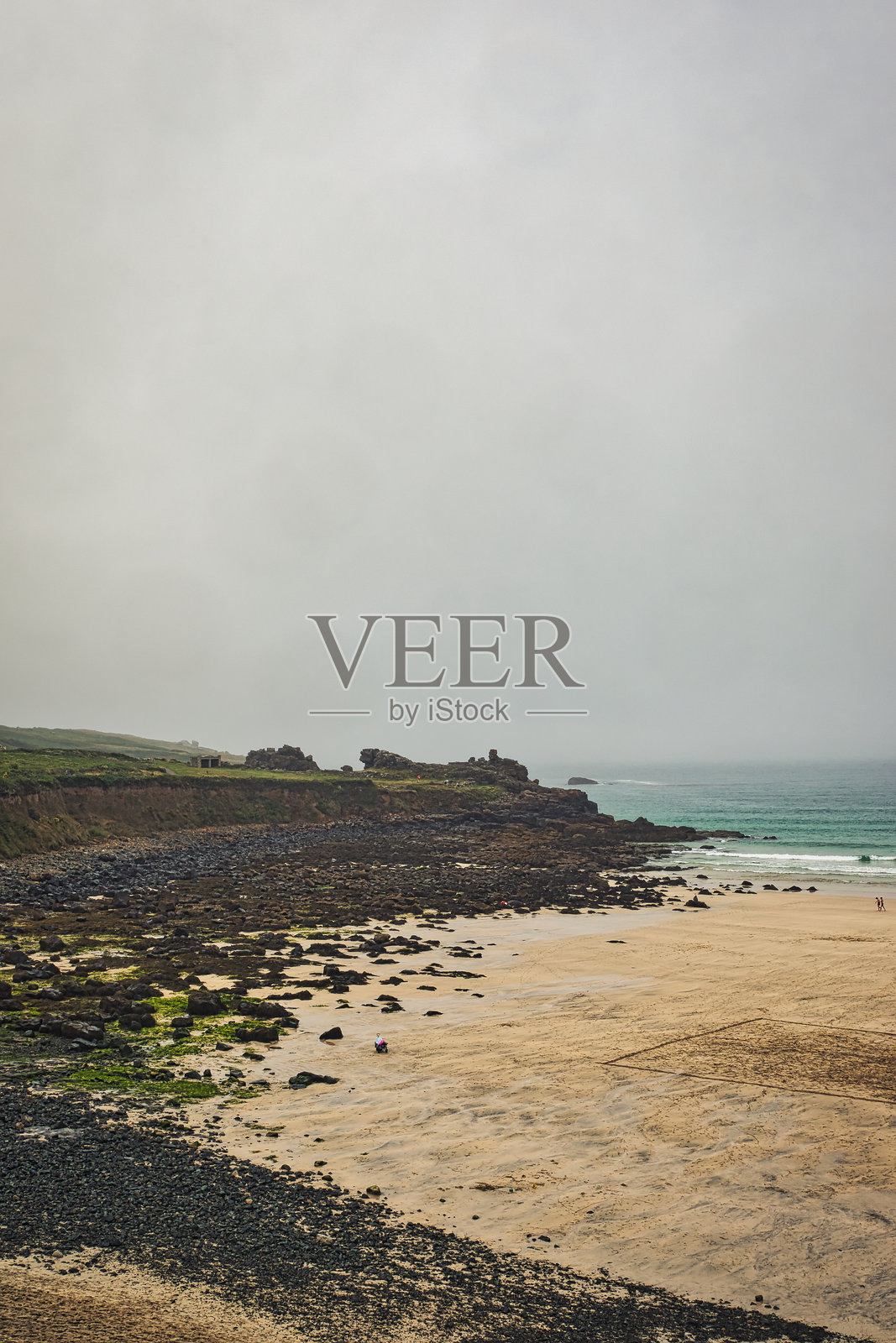 康沃尔郡圣艾夫斯宁静的岩石海滩与温柔的海浪照片摄影图片