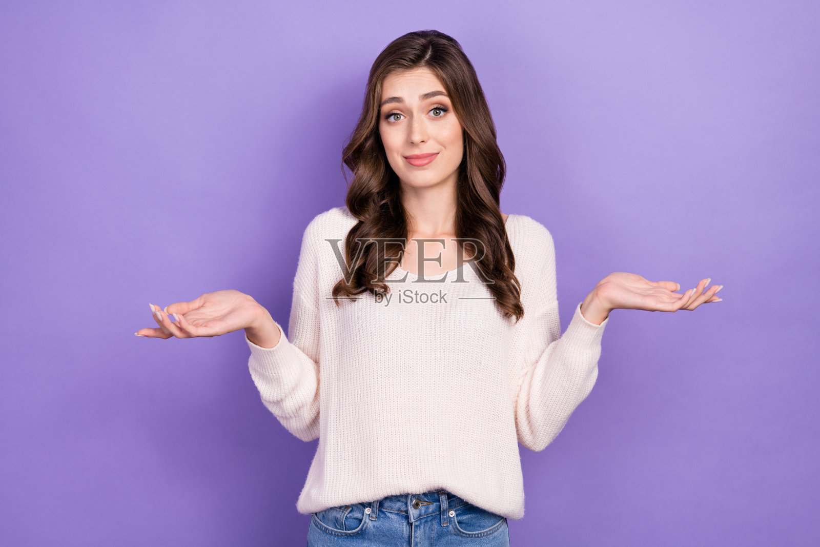 可爱的女士手掌展示不知道答案，在紫色背景中照片摄影图片