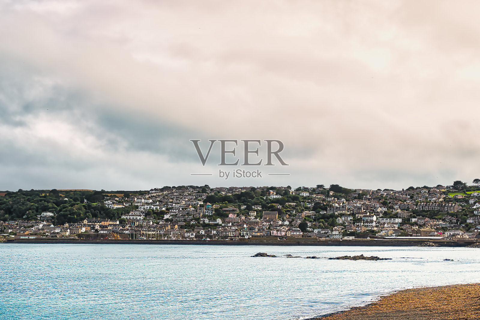 英国康沃尔州彭赞斯俯瞰宁静海洋的海滨小镇照片摄影图片