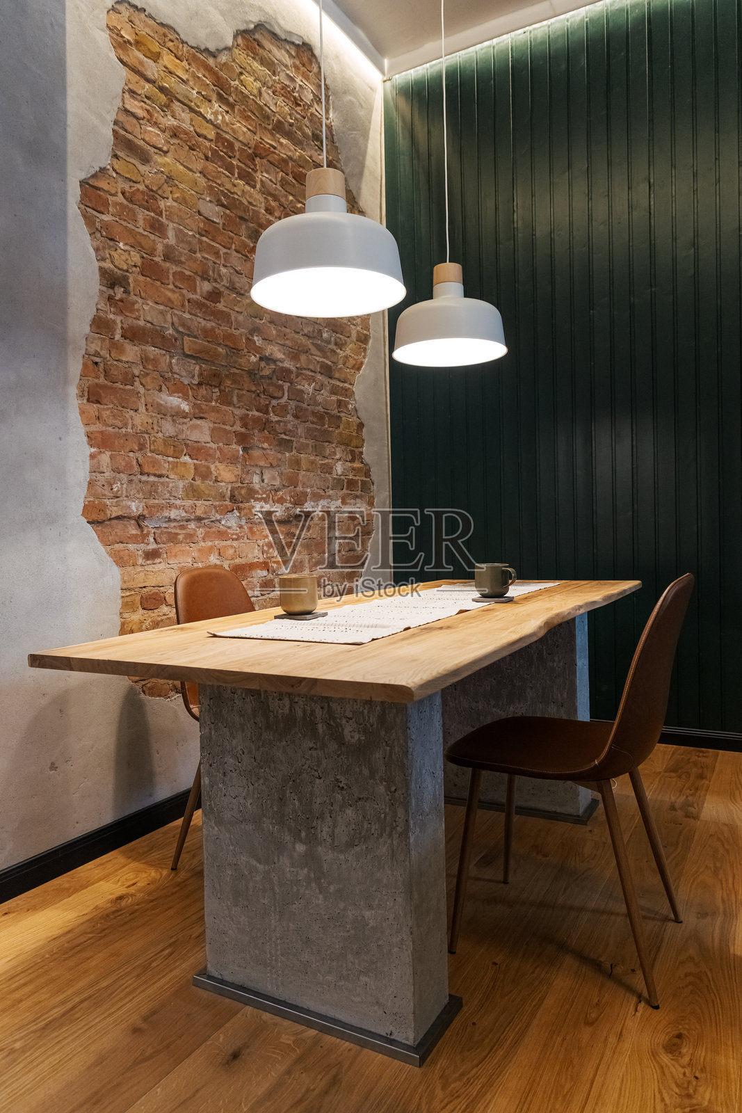 新艺术风格公寓中的现代设计用餐区，以混凝土和木材为特色照片摄影图片