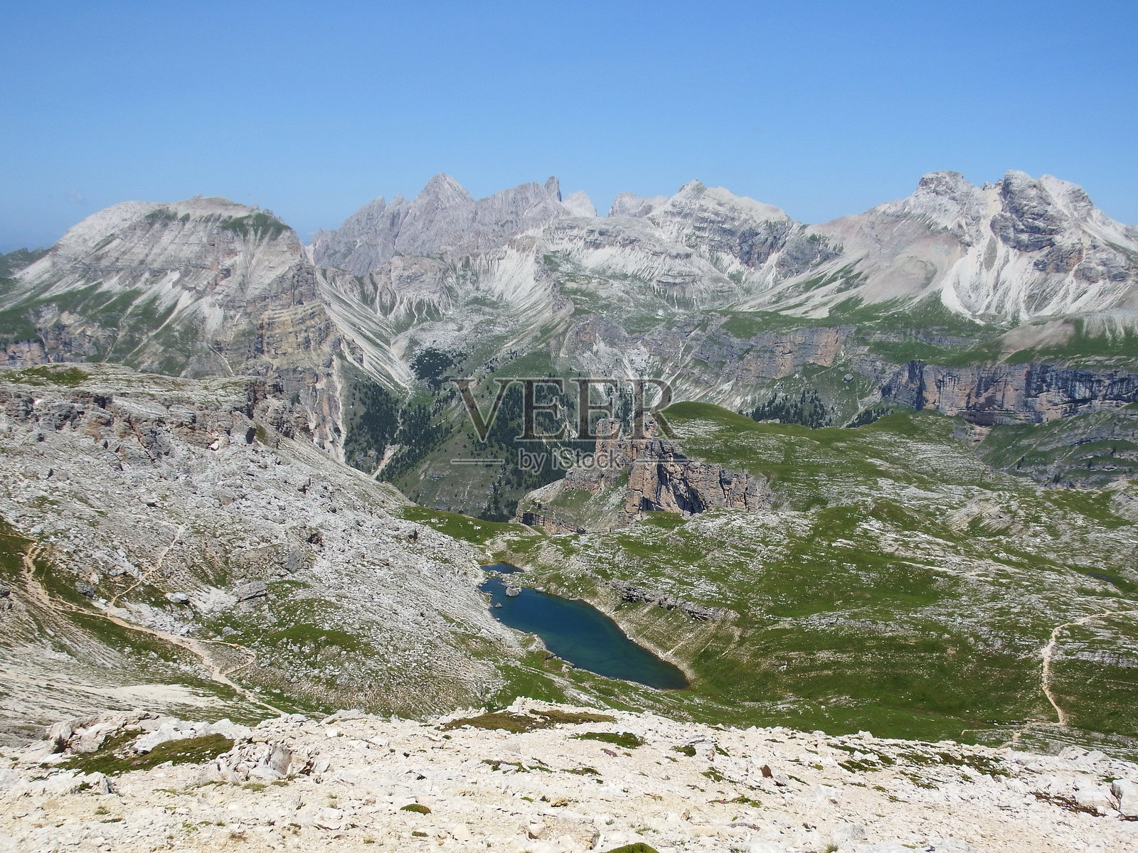 普兹-奥德尔山脉，从克雷斯佩纳山口俯瞰克雷斯佩纳湖和普兹-奥德尔山脉的景色照片摄影图片