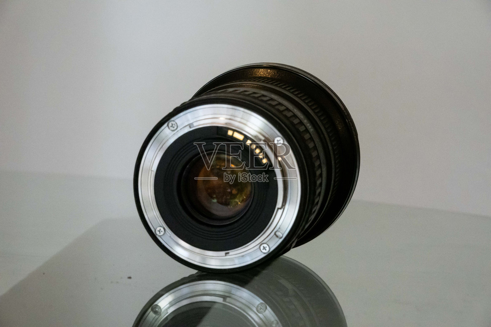 一款黑色高端专业相机镜头，适用于单反或无反相机，放置在白色背景上照片摄影图片