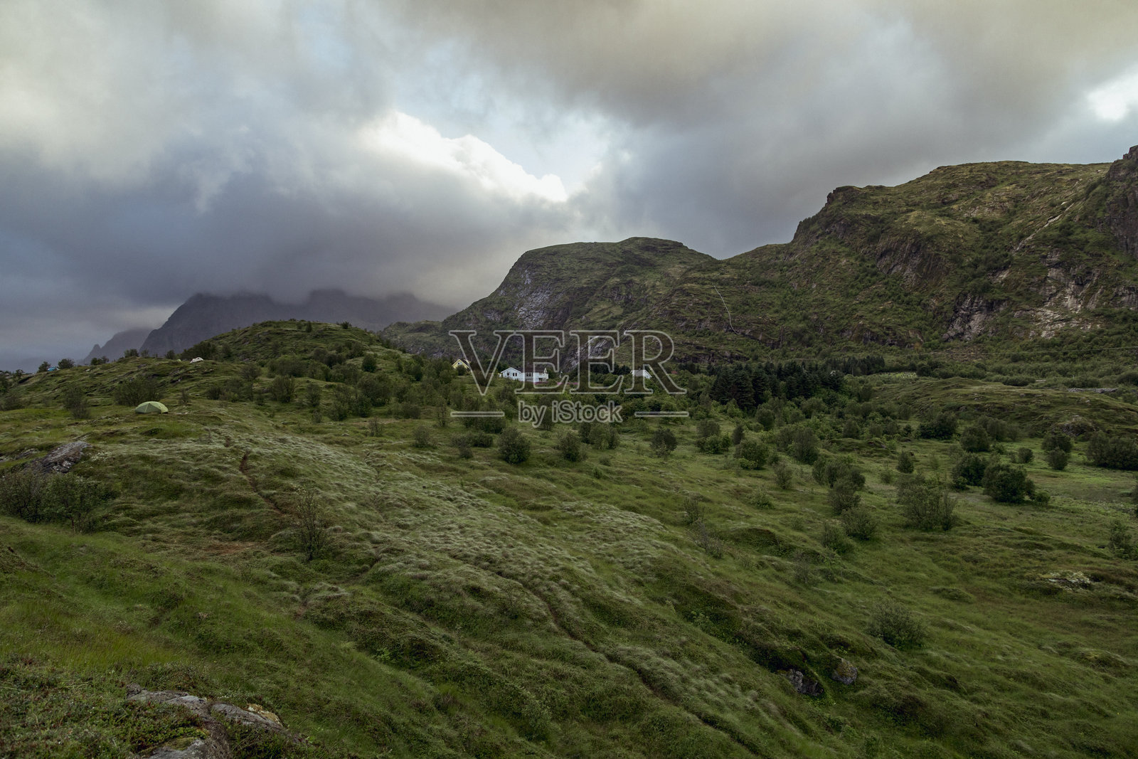 在阴云密布的黄昏时分，探索洛弗敦群岛风景的宁静之美照片摄影图片