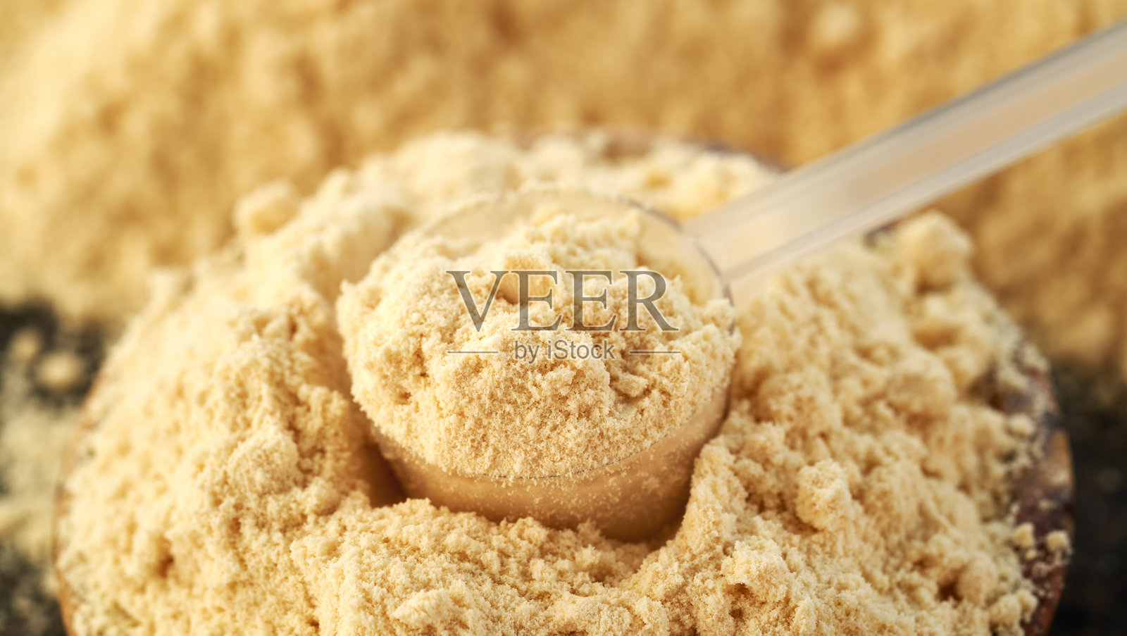 量杯中的乳清蛋白粉照片摄影图片