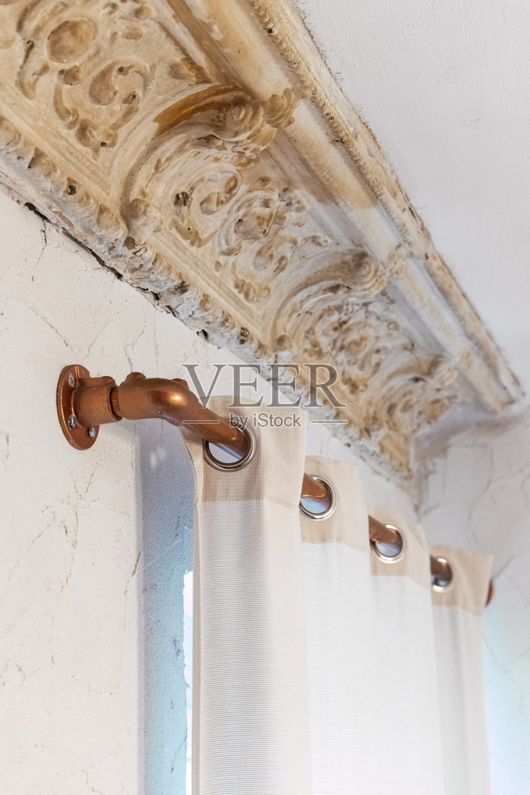 现代老建筑公寓中明亮的艺术新风格卧室，配有灰泥细节照片摄影图片