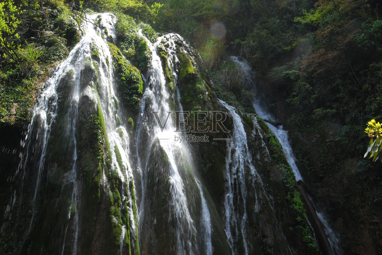 多条瀑布倾泻而下照片摄影图片