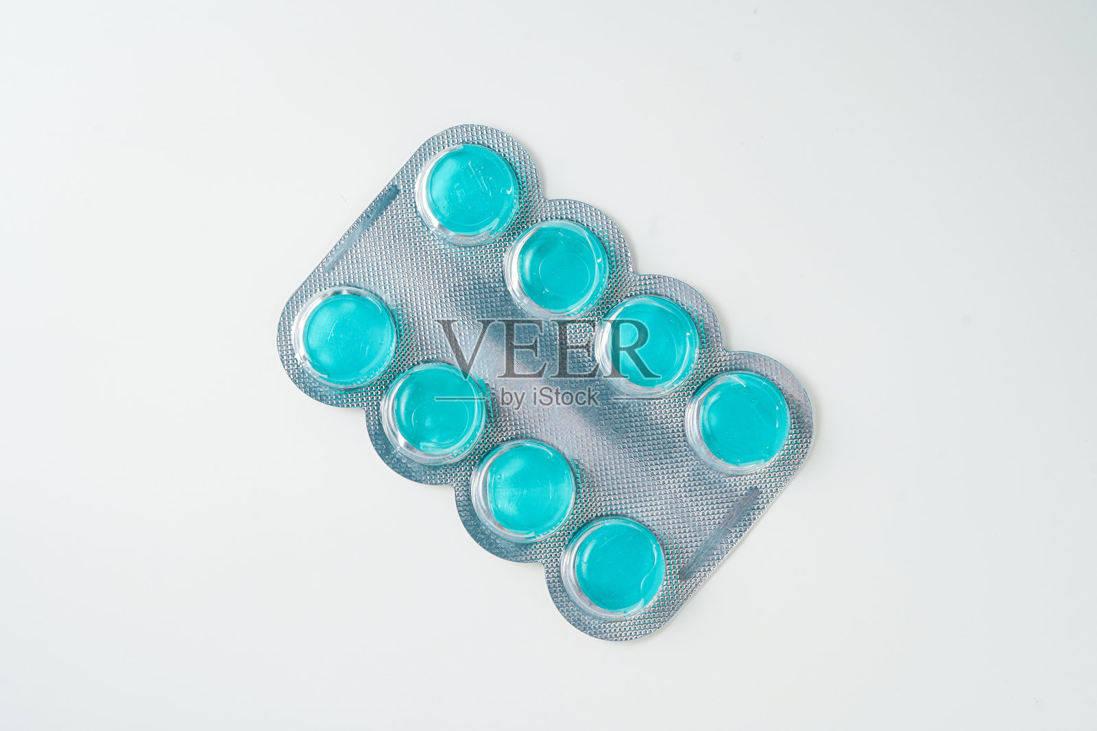 白色背景上的薄荷味医疗锭剂药片泡罩包装照片摄影图片