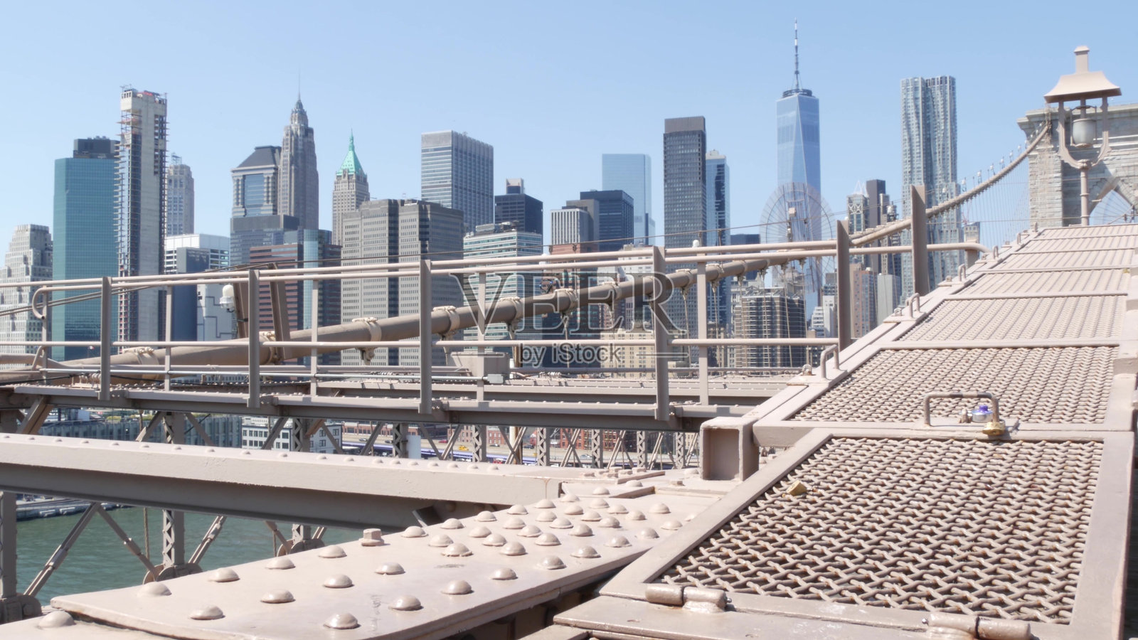 通往曼哈顿市中心的布鲁克林大桥，纽约城市天际线，世界贸易中心，美国照片摄影图片