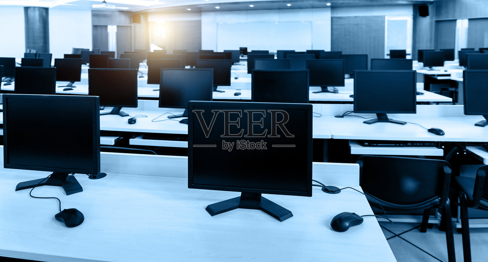 计算机实验室中的一组计算机照片摄影图片