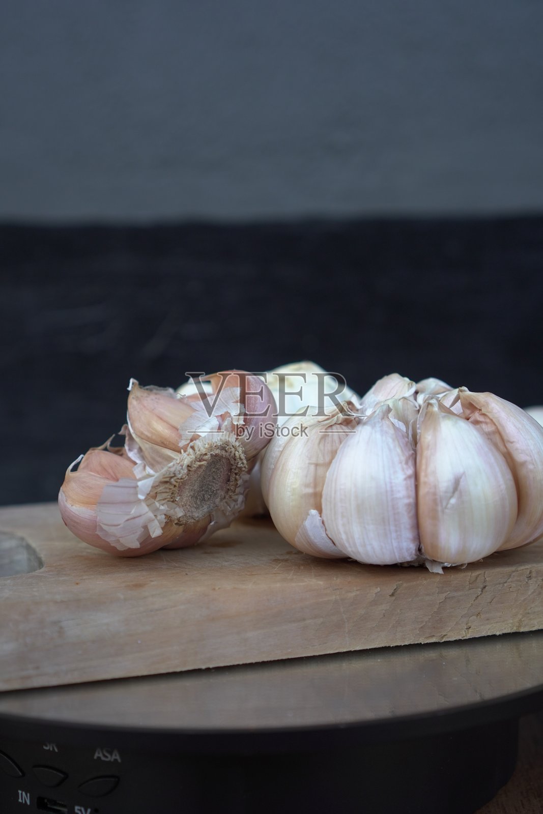 新鲜大蒜瓣放在木砧板上照片摄影图片