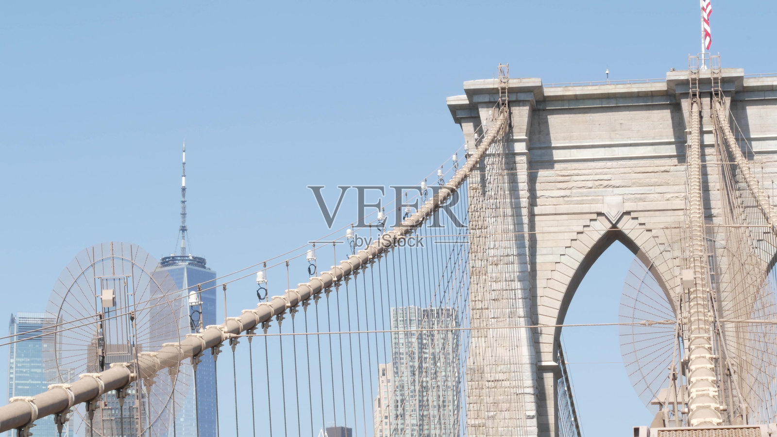 布鲁克林大桥缆索、曼哈顿下城与纽约市天际线及金融区城市风光照片摄影图片