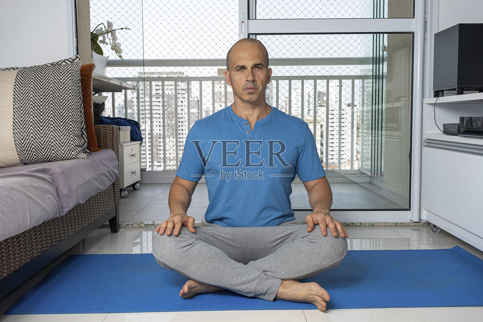 48岁的巴西男子在家练习瑜伽。照片摄影图片