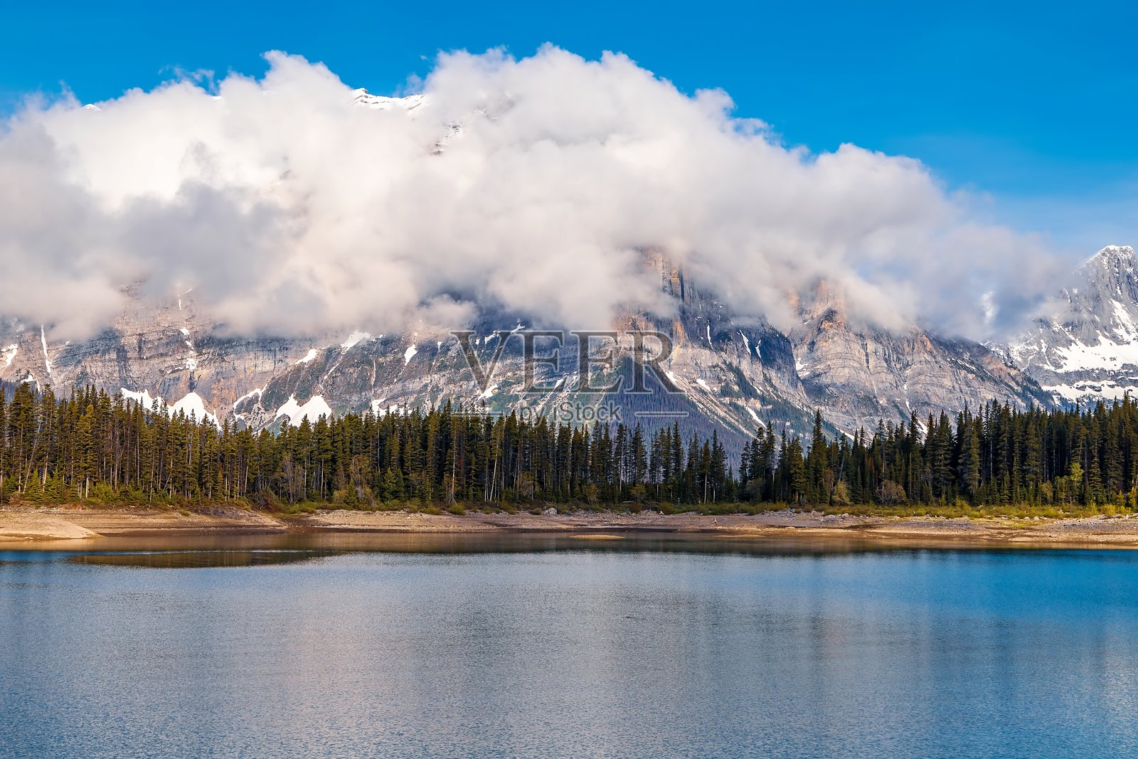 卡南斯基湖上空的山脉云彩照片摄影图片