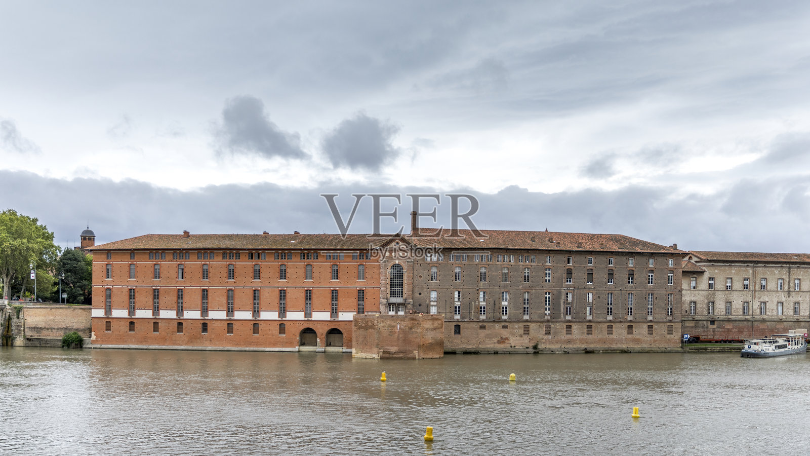 法国图卢兹市加龙河上的Hotel Dieu酒店照片摄影图片