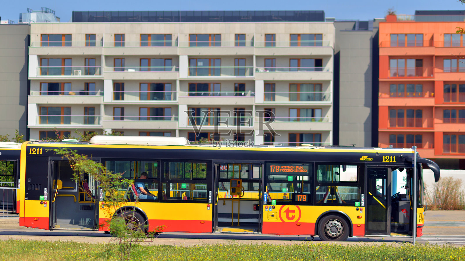 侧面带有字母p的公交车照片摄影图片