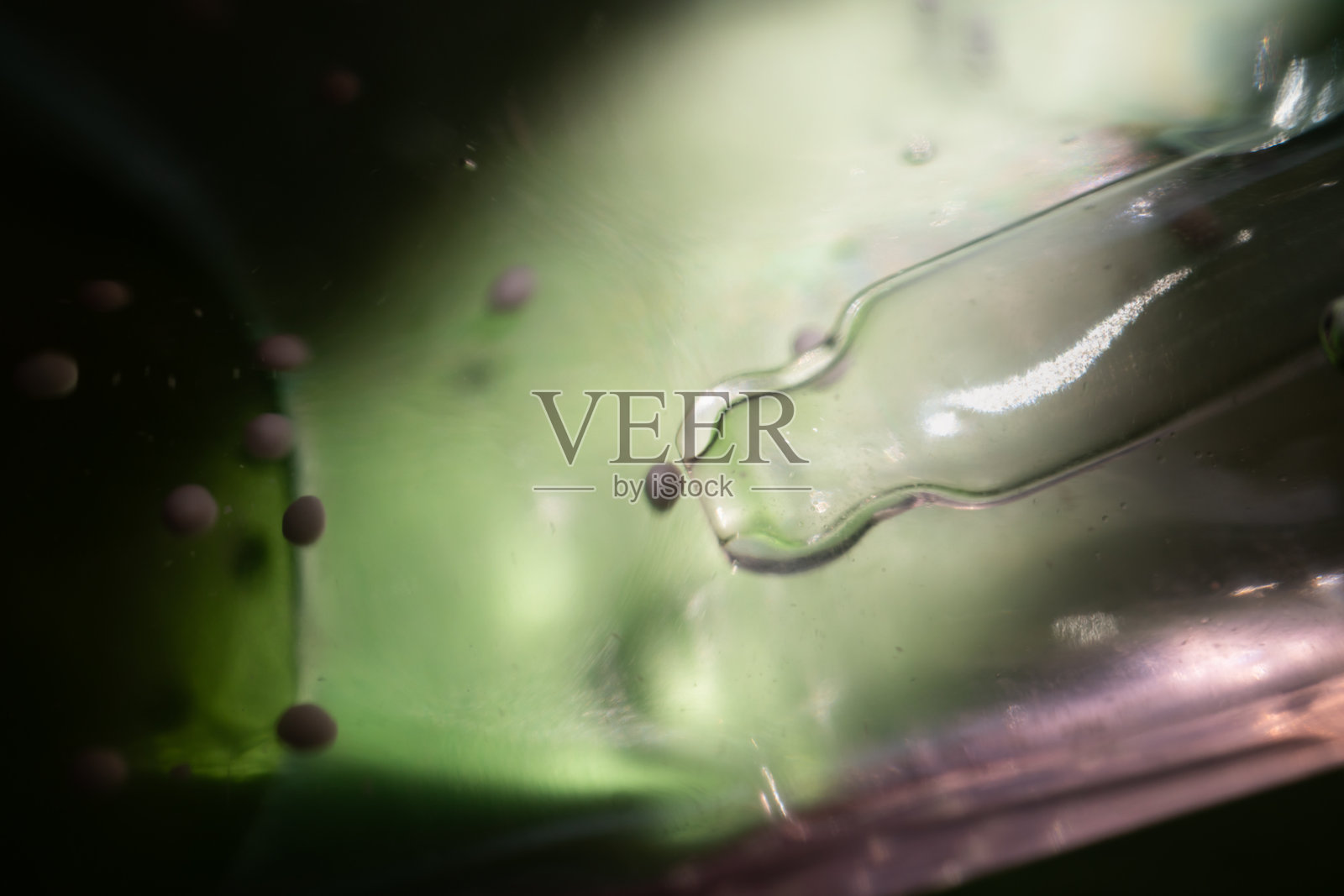 化妆品抽象背景。带油瓶中的滴管照片摄影图片