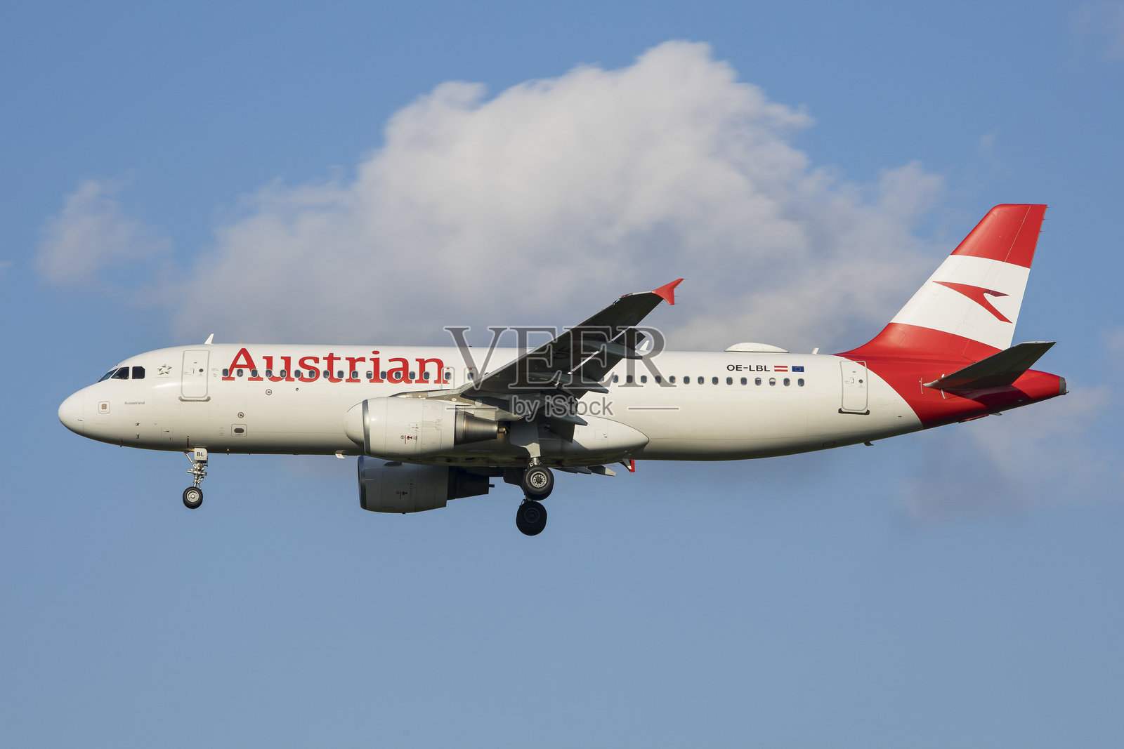 奥地利的空中客车A320飞机与背景中的云彩照片摄影图片