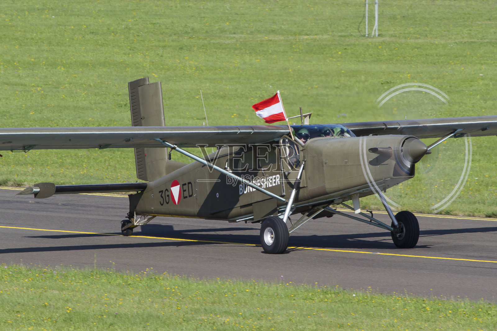 奥地利联邦军的皮拉图斯PC-6涡轮波特飞机在奥地利泽尔特韦格军事基地滑行照片摄影图片