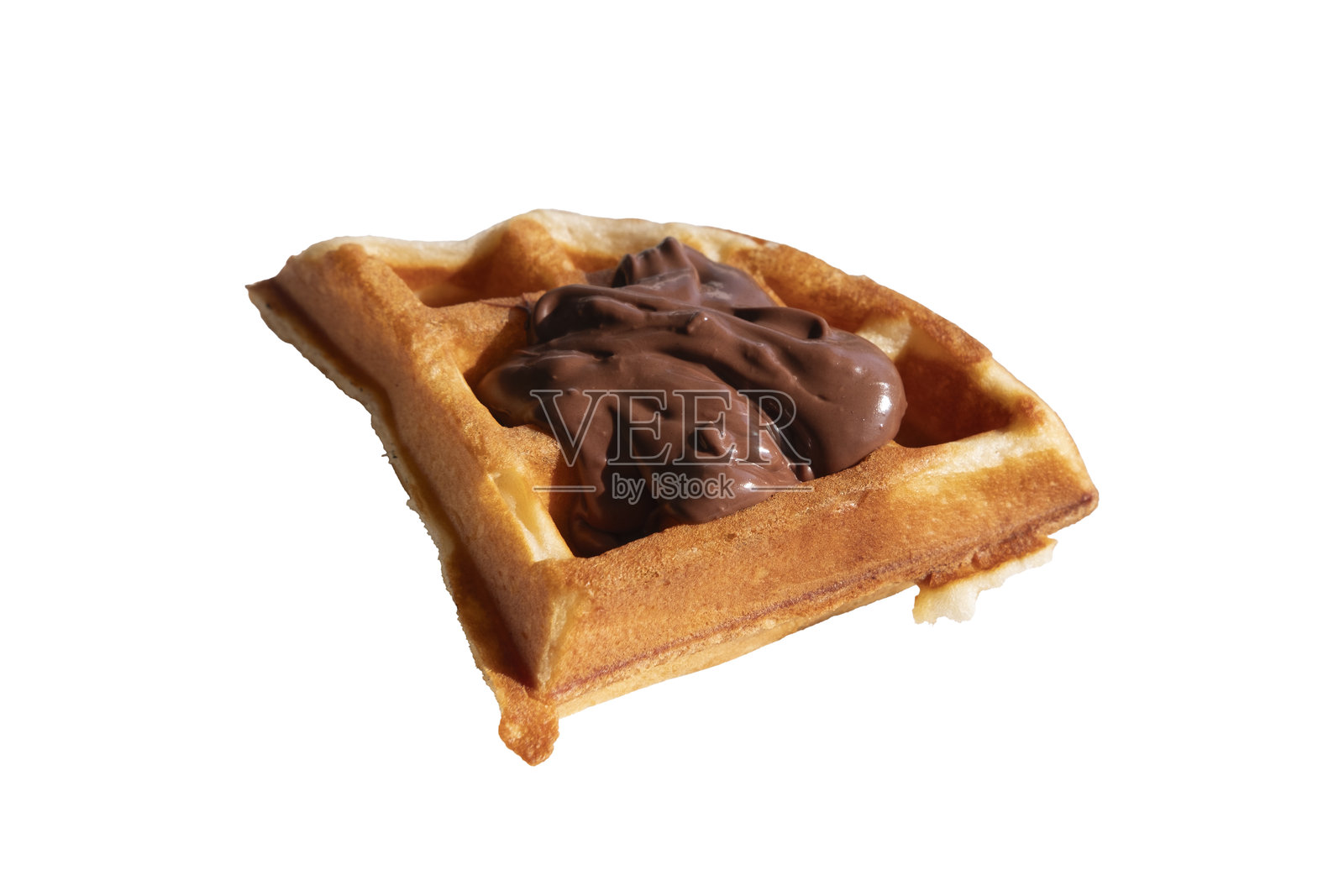 一块美味的华夫饼，上面淋有巧克力酱，背景为白色。照片摄影图片