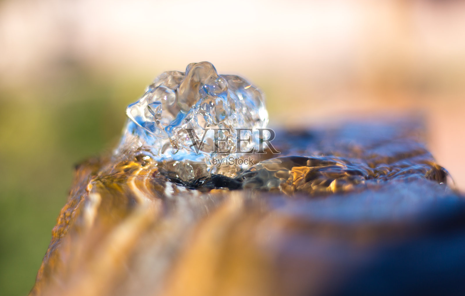 潺潺流水的石头喷泉特写照片摄影图片