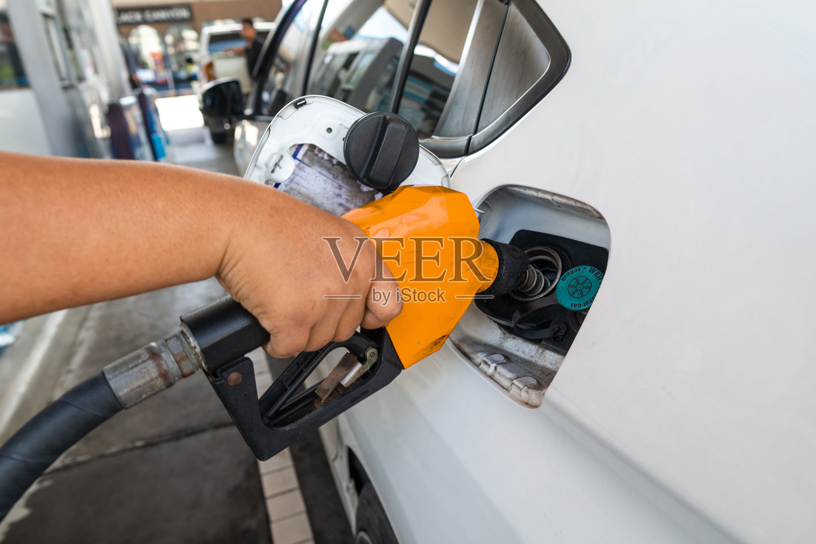 加油站汽车油箱的汽油枪特写照片摄影图片