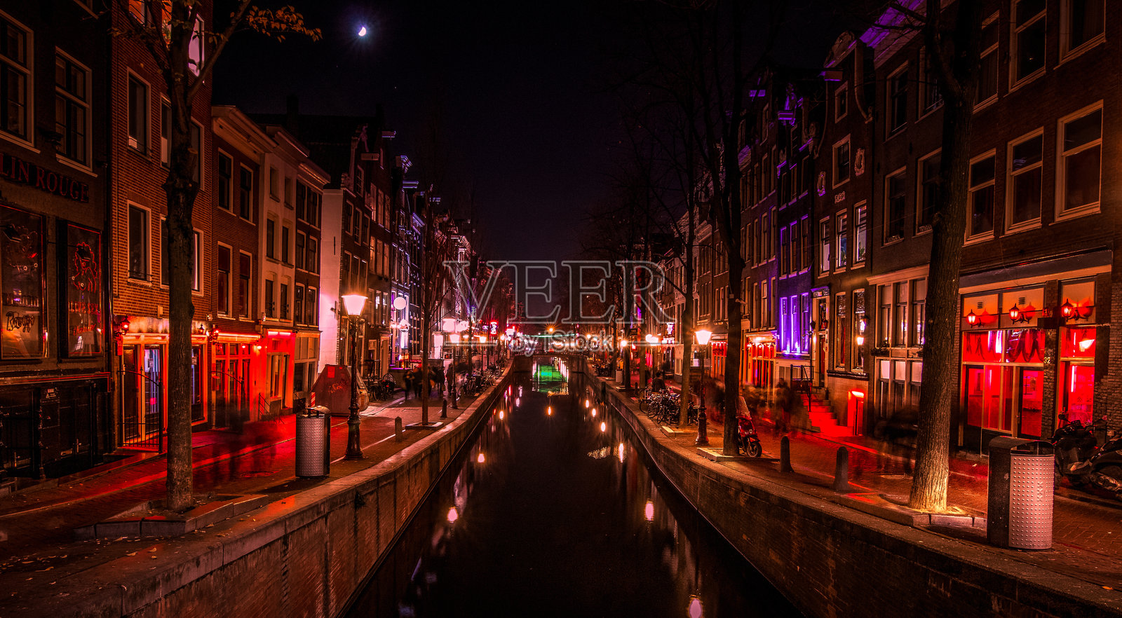 夜晚建筑中灯火通明的街道全景照片摄影图片