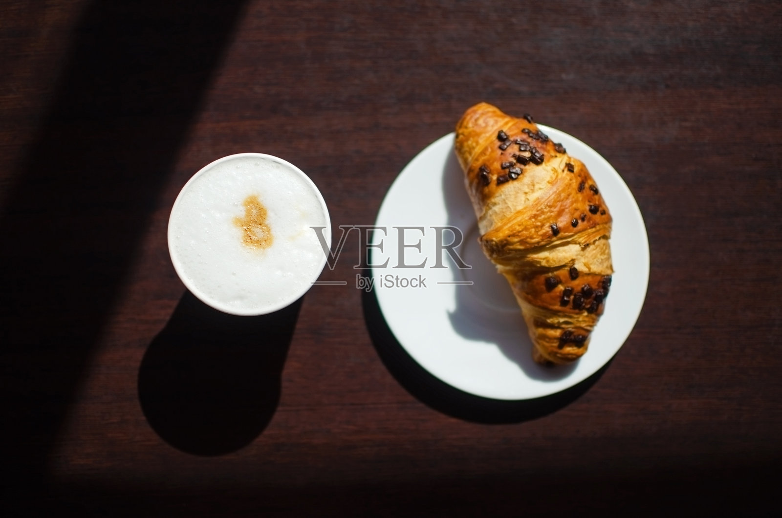 纸杯中的香浓咖啡和牛角面包照片摄影图片