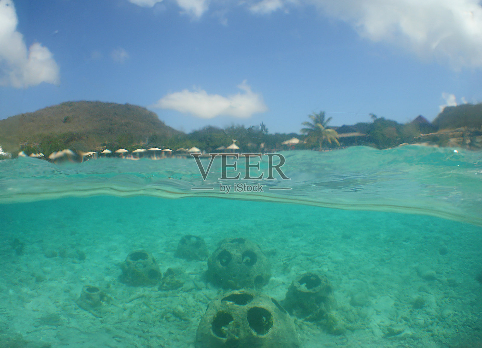 库拉索岛海滩上的一些人工礁球照片摄影图片