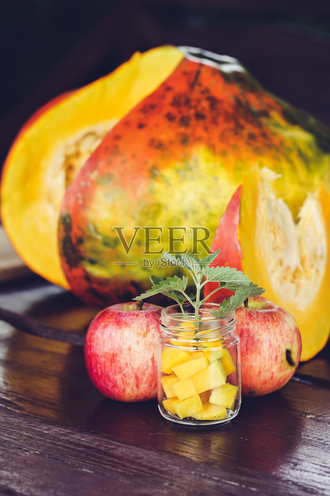 切割成熟的自家种植南瓜，准备进行干燥处理照片摄影图片